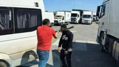 سائق حافلة بالقنيطرة يمثل أمام غرفة الجنايات في حالة اعتقال بعد اعتدائه على سائق شاحنة بعصا في منطقة صناعية