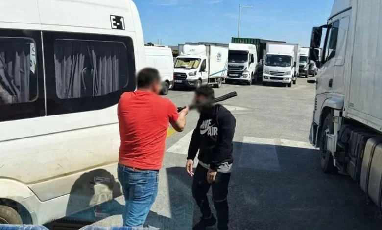 سائق حافلة بالقنيطرة يمثل أمام غرفة الجنايات في حالة اعتقال بعد اعتدائه على سائق شاحنة بعصا في منطقة صناعية